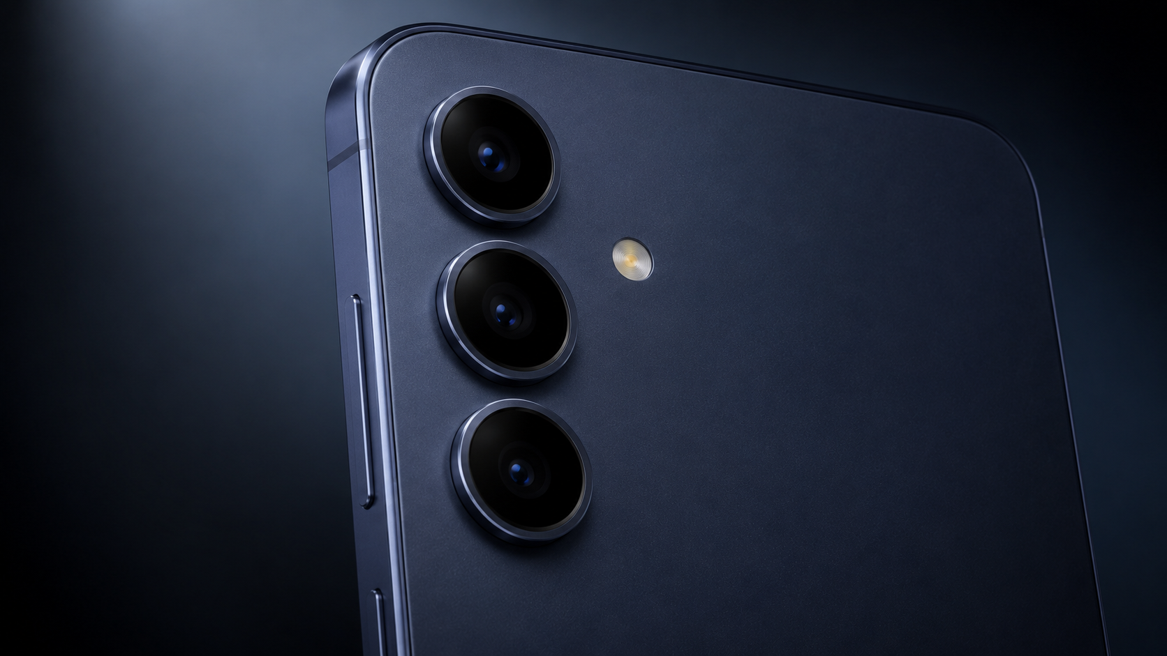 Блок камер Samsung Galaxy S25 FE крупным планом